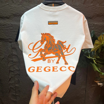 2025 ősz férfi környakú streetwear póló rövid ujjú, lábnyom mintával, hétköznapi és divatos