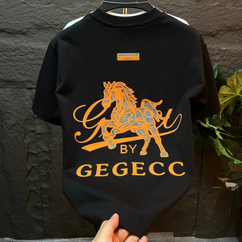 2025 ősz férfi környakú streetwear póló rövid ujjú, lábnyom mintával, hétköznapi és divatos