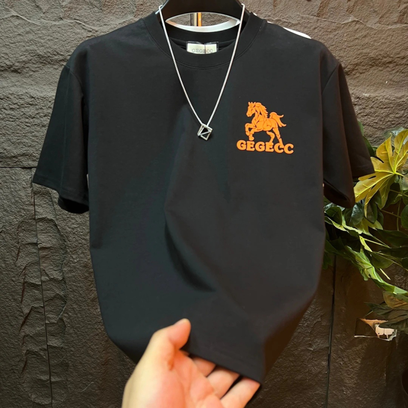 2025 ősz férfi környakú streetwear póló rövid ujjú, lábnyom mintával, hétköznapi és divatos