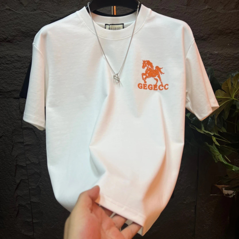 2025 ősz férfi környakú streetwear póló rövid ujjú, lábnyom mintával, hétköznapi és divatos