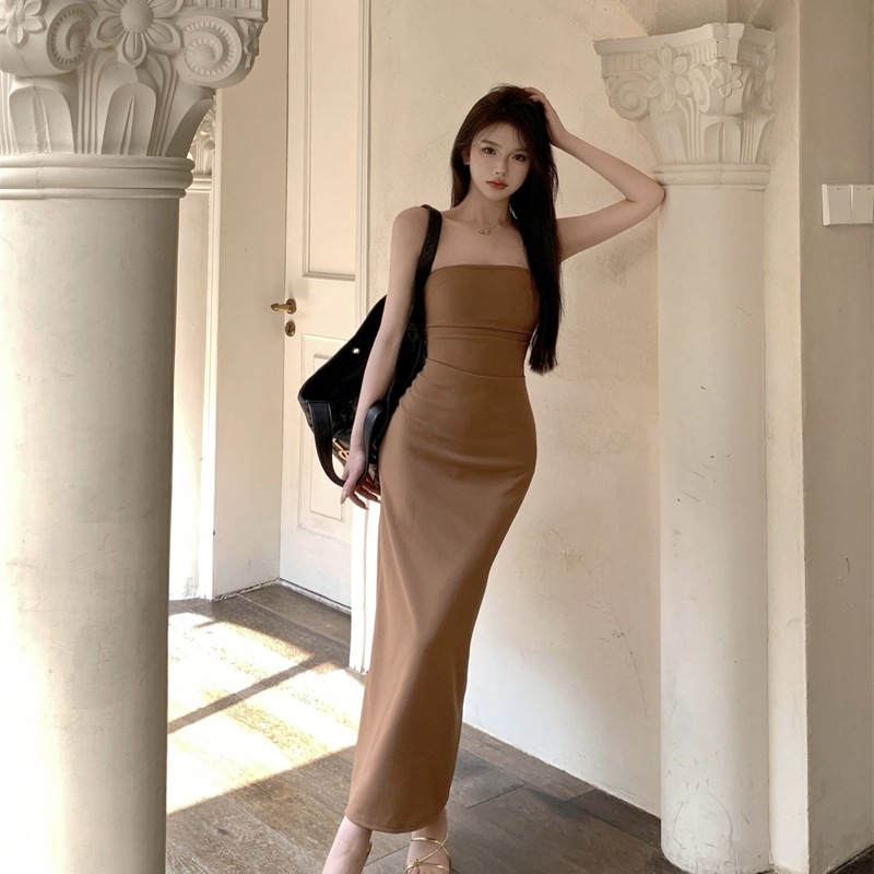 Egy-vállas felső tubus toppal, elasztikus derék és magas hasítás – karcsú hosszú nyári ruha