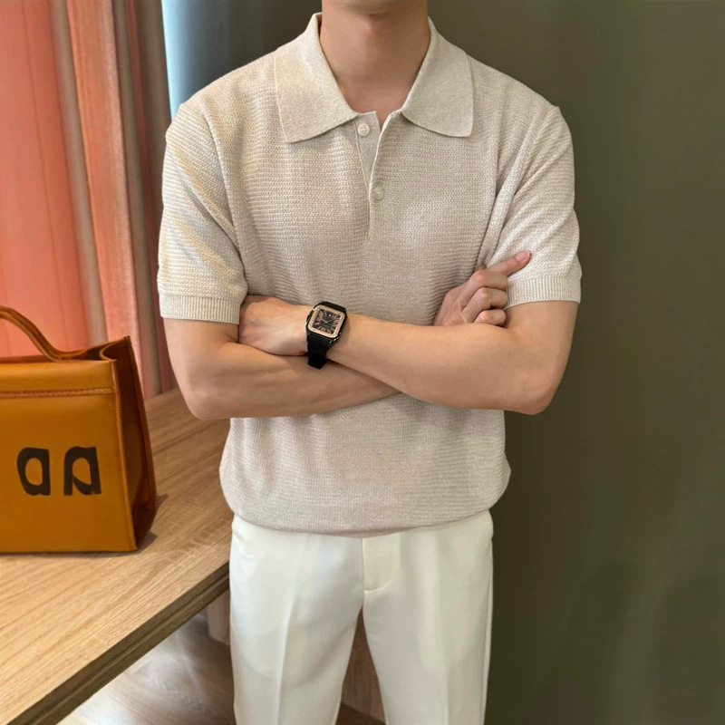 Férfiaknak készült kötött polo, olasz old-money stílusban, nyár, rövid ujjú, lezser, sokoldalú, minimalist design.