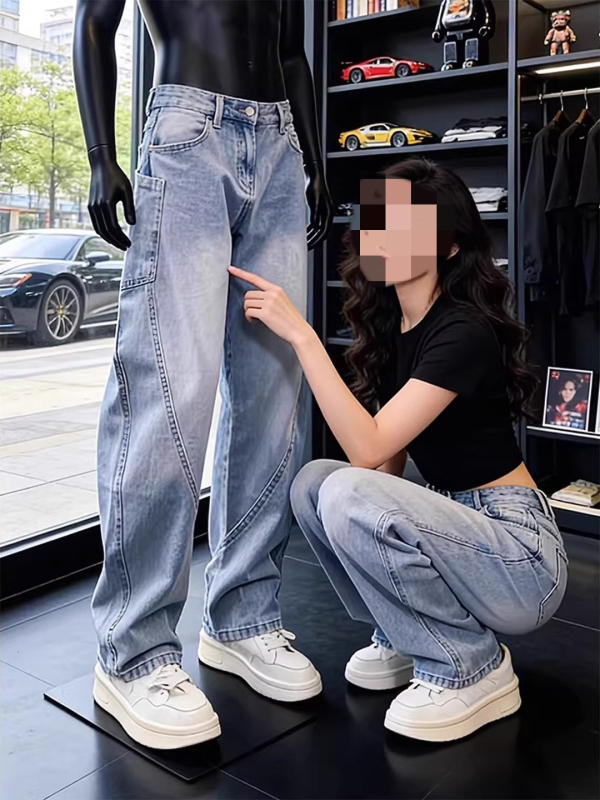 Blugi denim albastru spălat pentru bărbați, croială slim, tiv curbat, stil primăvară casual.