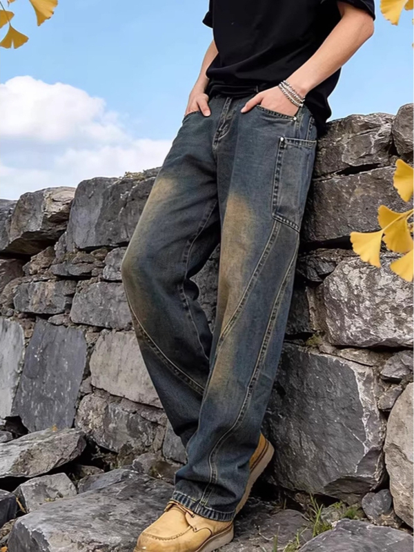 Blugi denim albastru spălat pentru bărbați, croială slim, tiv curbat, stil primăvară casual.