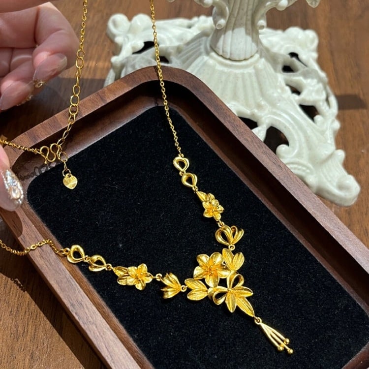 Κολιέ με ανθισμένο λουλούδι, κρεμαστό από 18K χρυσό