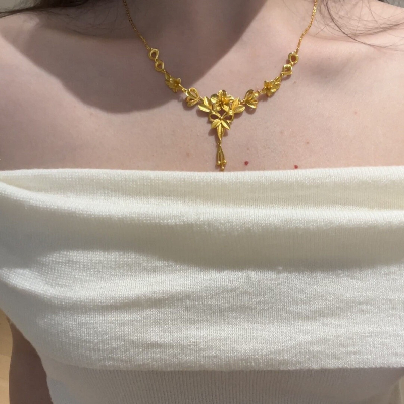 Κολιέ με ανθισμένο λουλούδι, κρεμαστό από 18K χρυσό