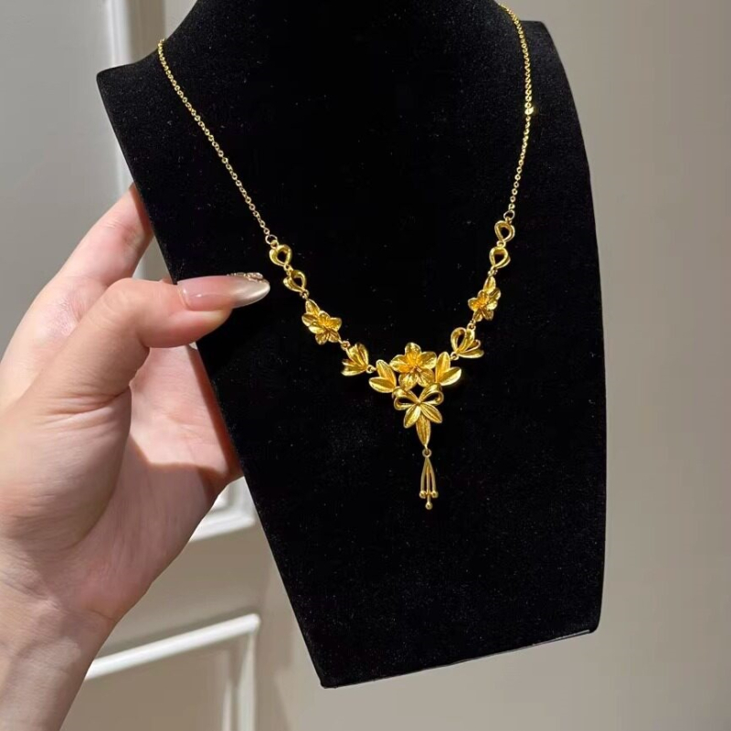 Κολιέ με ανθισμένο λουλούδι, κρεμαστό από 18K χρυσό