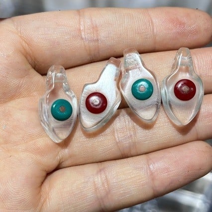 Tibeti stílusú gyanta klipek fehér áttetsző sárga inlay-vel, piros-zöld díszítéssel, sokoldalú kiegészítő
