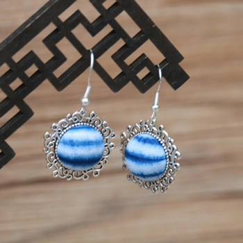 Női etno-stílusú kék festett textil fülbevalók, tie-dye részlettel, középhosszú