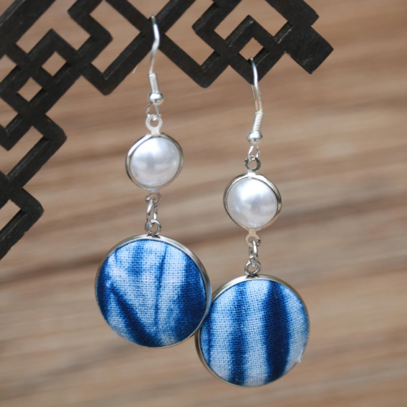 Női etno-stílusú kék festett textil fülbevalók, tie-dye részlettel, középhosszú