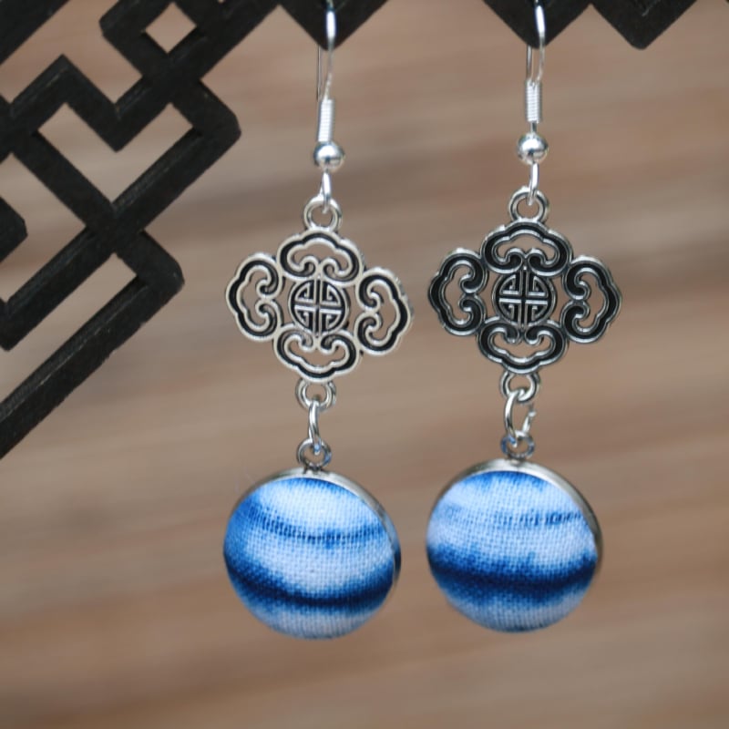 Női etno-stílusú kék festett textil fülbevalók, tie-dye részlettel, középhosszú