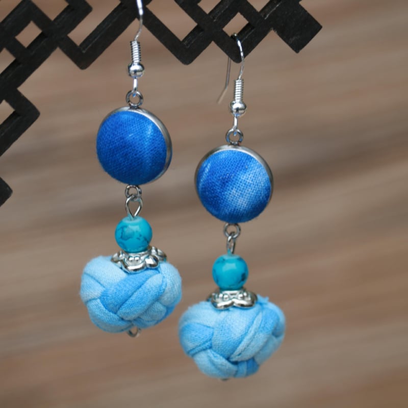 Női etno-stílusú kék festett textil fülbevalók, tie-dye részlettel, középhosszú
