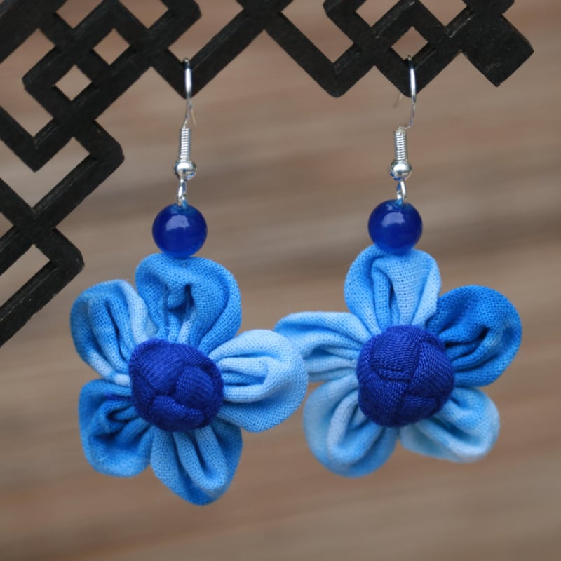 Női etno-stílusú kék festett textil fülbevalók, tie-dye részlettel, középhosszú