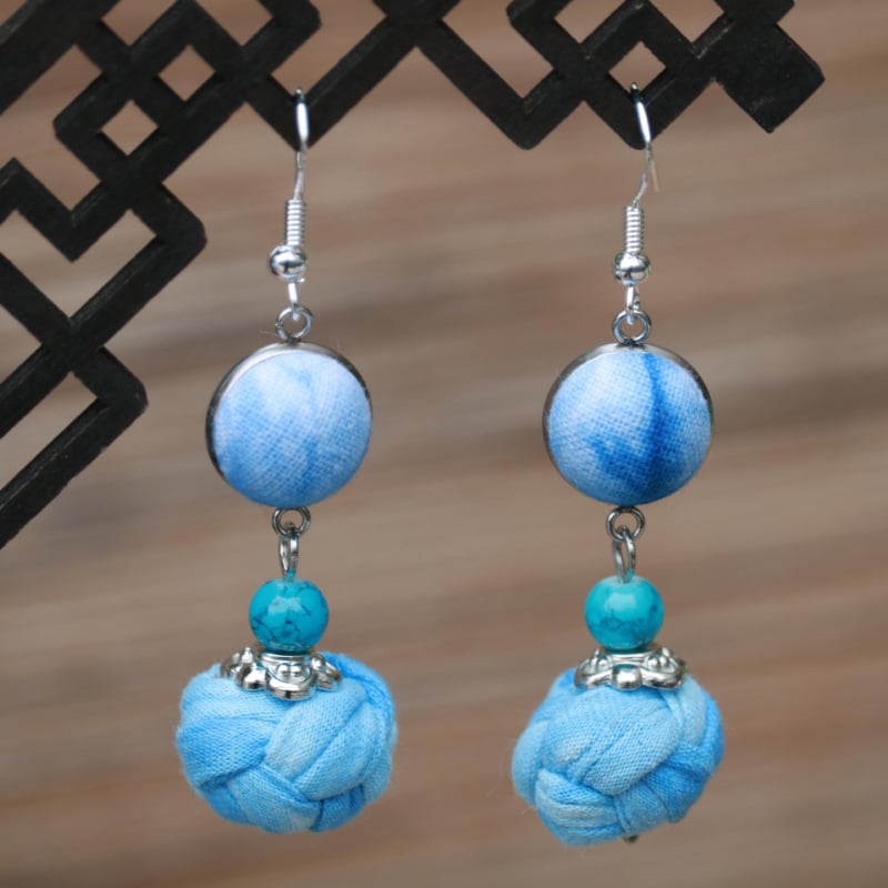 Női etno-stílusú kék festett textil fülbevalók, tie-dye részlettel, középhosszú