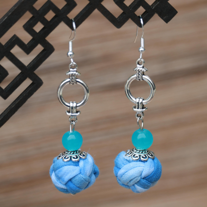 Női etno-stílusú kék festett textil fülbevalók, tie-dye részlettel, középhosszú