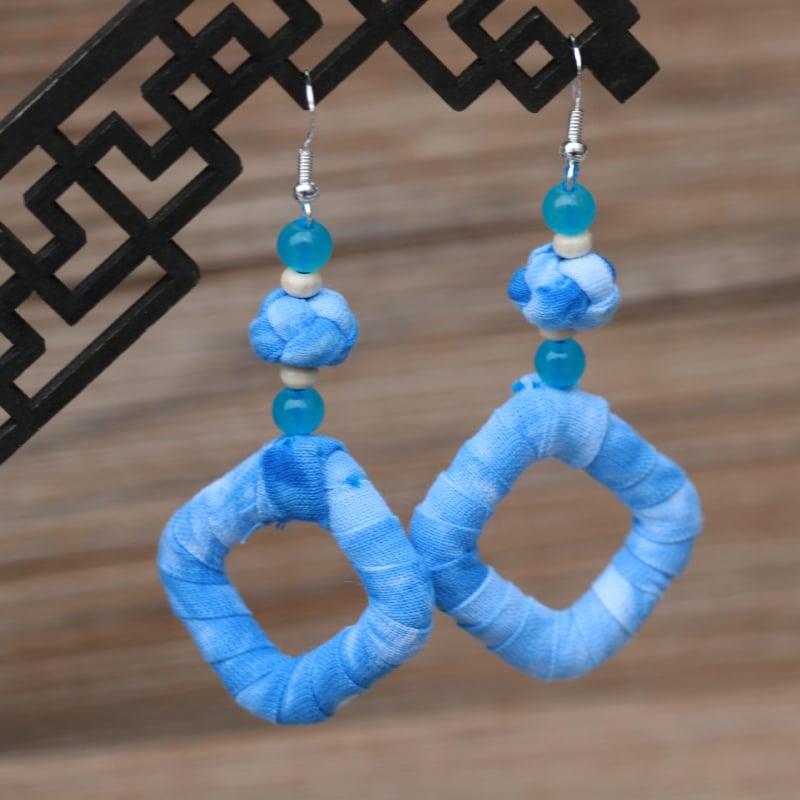 Női etno-stílusú kék festett textil fülbevalók, tie-dye részlettel, középhosszú