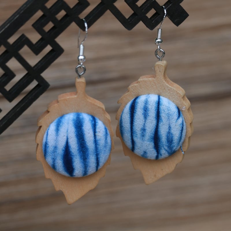 Női etno-stílusú kék festett textil fülbevalók, tie-dye részlettel, középhosszú