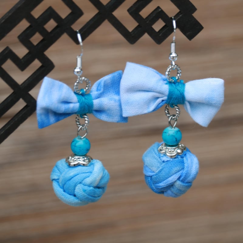 Női etno-stílusú kék festett textil fülbevalók, tie-dye részlettel, középhosszú