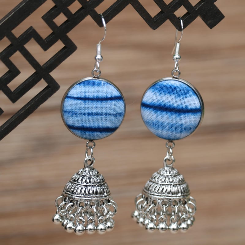 Női etno-stílusú kék festett textil fülbevalók, tie-dye részlettel, középhosszú