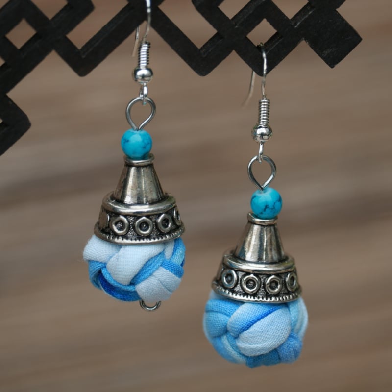 Női etno-stílusú kék festett textil fülbevalók, tie-dye részlettel, középhosszú