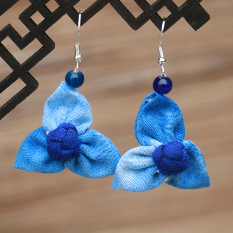 Női etno-stílusú kék festett textil fülbevalók, tie-dye részlettel, középhosszú