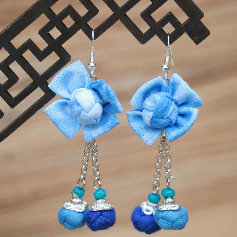 Női etno-stílusú kék festett textil fülbevalók, tie-dye részlettel, középhosszú