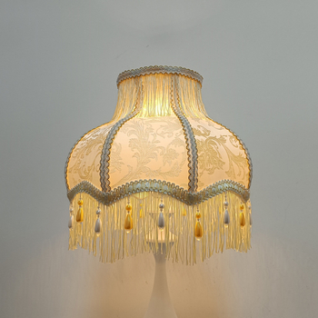 Žakárové tienidlo na lampu v retro európskom štýle v bielej farbe s dvojvrstvovými béžovými strapcami a perlovým príveskom; univerzálny doplnok; neobsahuje základňu lampy