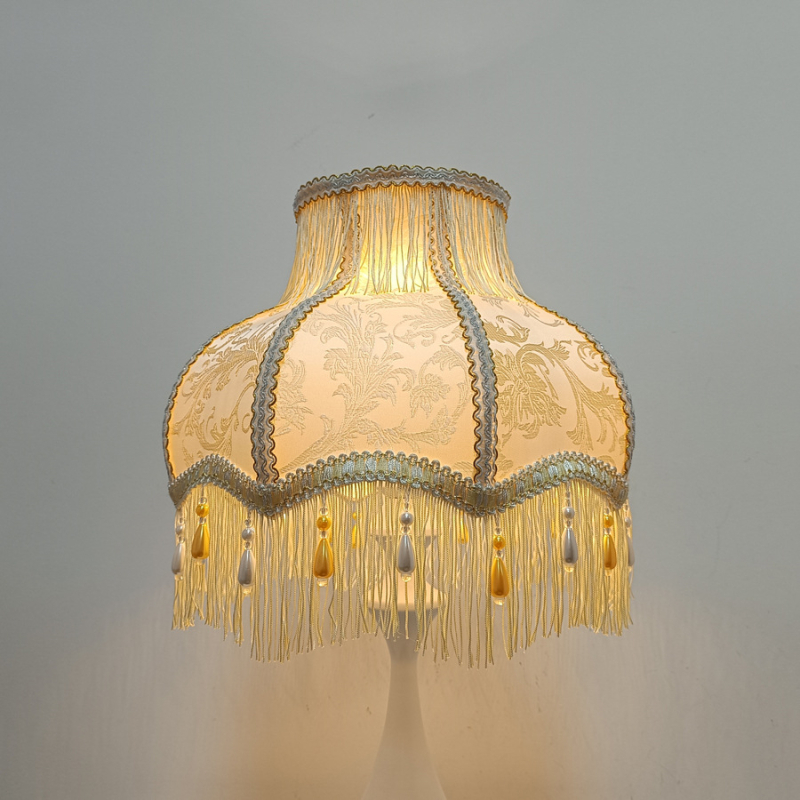 Žakárové tienidlo na lampu v retro európskom štýle v bielej farbe s dvojvrstvovými béžovými strapcami a perlovým príveskom; univerzálny doplnok; neobsahuje základňu lampy