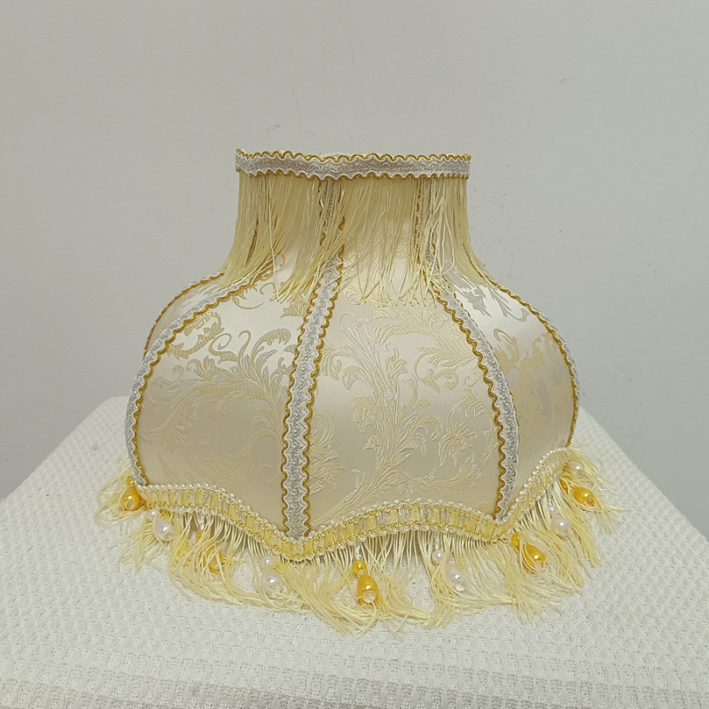Žakárové tienidlo na lampu v retro európskom štýle v bielej farbe s dvojvrstvovými béžovými strapcami a perlovým príveskom; univerzálny doplnok; neobsahuje základňu lampy