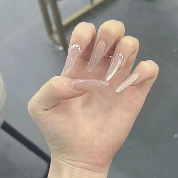 Νύχια Cat-Eye nude με διαμάντια, ελαφρύς πολυτελής, χειροποίητα, κομψά και μινιμαλιστικά για εφαρμογή