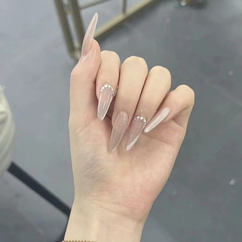 Νύχια Cat-Eye nude με διαμάντια, ελαφρύς πολυτελής, χειροποίητα, κομψά και μινιμαλιστικά για εφαρμογή
