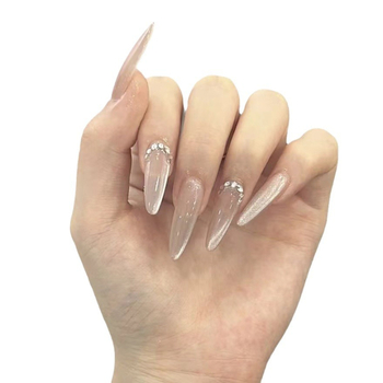 Νύχια Cat-Eye nude με διαμάντια, ελαφρύς πολυτελής, χειροποίητα, κομψά και μινιμαλιστικά για εφαρμογή