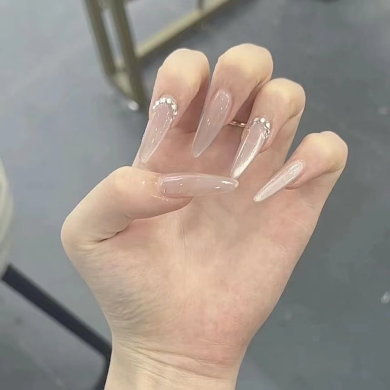 Νύχια Cat-Eye nude με διαμάντια, ελαφρύς πολυτελής, χειροποίητα, κομψά και μινιμαλιστικά για εφαρμογή