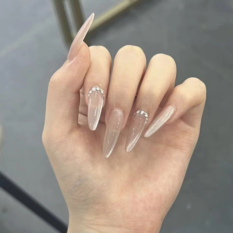 Νύχια Cat-Eye nude με διαμάντια, ελαφρύς πολυτελής, χειροποίητα, κομψά και μινιμαλιστικά για εφαρμογή
