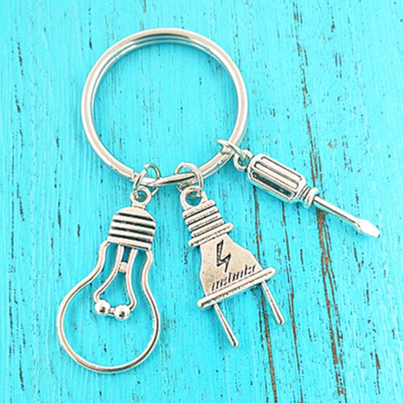 Pandantiv cheie din aliaj de zinc cu pandantive șurubelniță și priză pentru bec – cadou pentru electrician și accesoriu pentru geantă