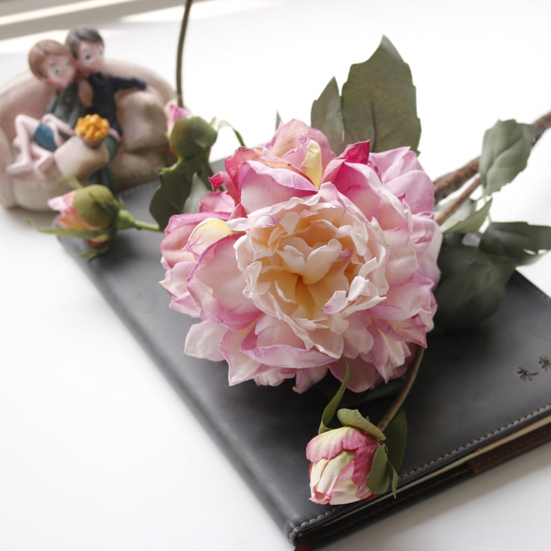 Τεχνημένο peony με τέσσερα άνθη, γαλλικού στυλ καμένο άκρο σε ελαιογραφία, πολυτελής διακοσμητικός μπουκέτο για σαλόνι