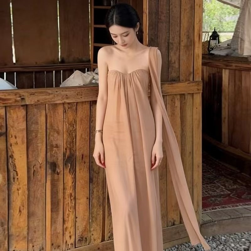 Nyári vakáció-stílusú váll nélküli ruha, laza esésű övvel, A-vonalú, laza hosszú ruha