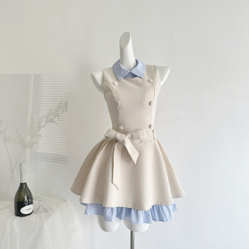 Francia stílusú ujjatlan midi ruha duplagombos gallérral és övvel a karcsú vonalért, nyári elegáns megjelenés