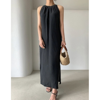 Μακρύ φόρεμα από chiffon με ανοιχτούς ώμους, μινιμαλιστικό στυλ