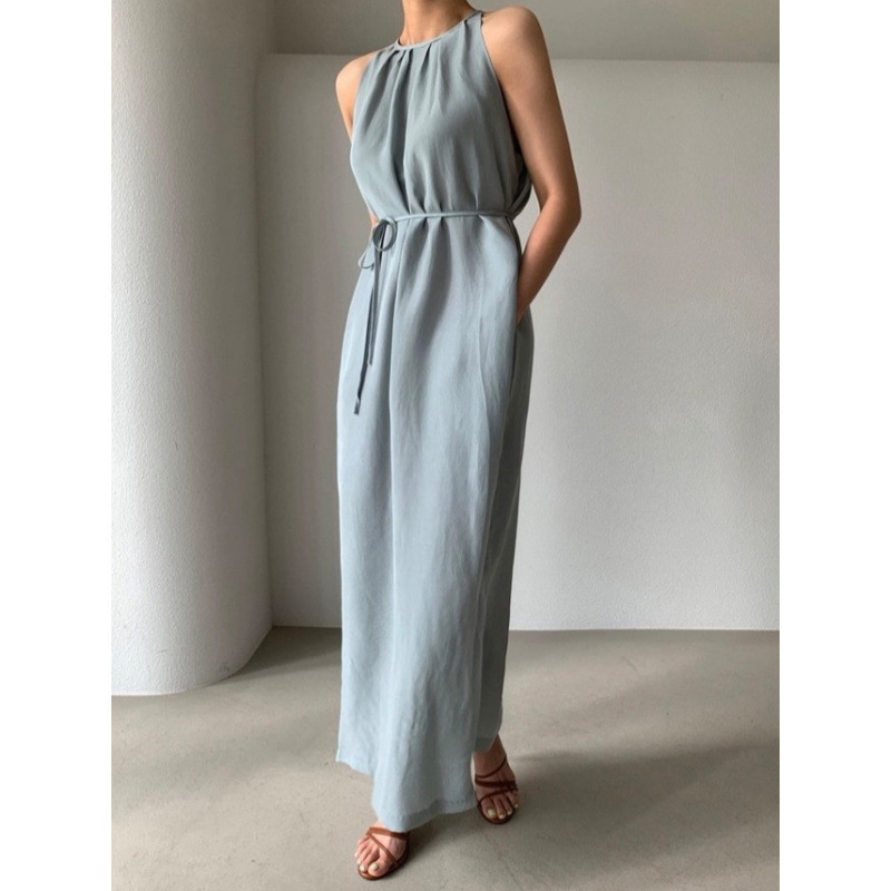 Μακρύ φόρεμα από chiffon με ανοιχτούς ώμους, μινιμαλιστικό στυλ