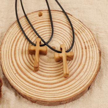 Náhrdelník s krížom z olivového dreva pre páry – minimalistický prívesok s krížom