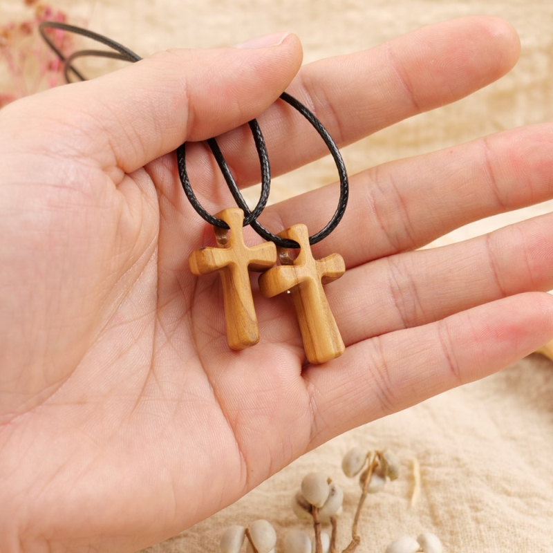 Náhrdelník s krížom z olivového dreva pre páry – minimalistický prívesok s krížom
