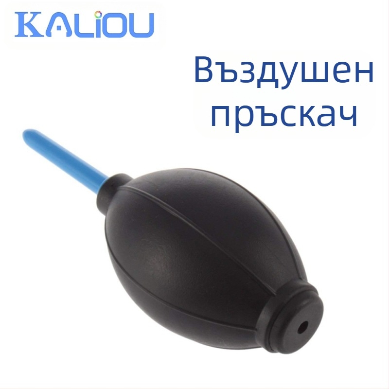 Едро за премахване на прах от камера в сива атмосфера с четка за издухване на камера, кърпа за почистване на обектив, химикалка, издухваща топка за прах от кожа, тигър, издухващ балон