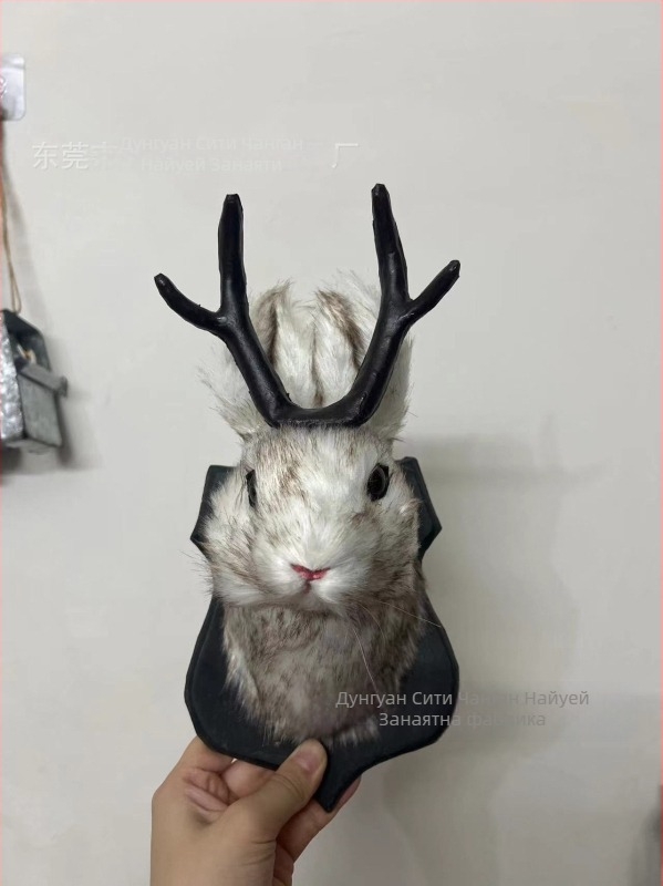 Независима станция Експлозивен заек от рога Традиционна таксидермия върху черни дървени плаки Подаръци за новодомци