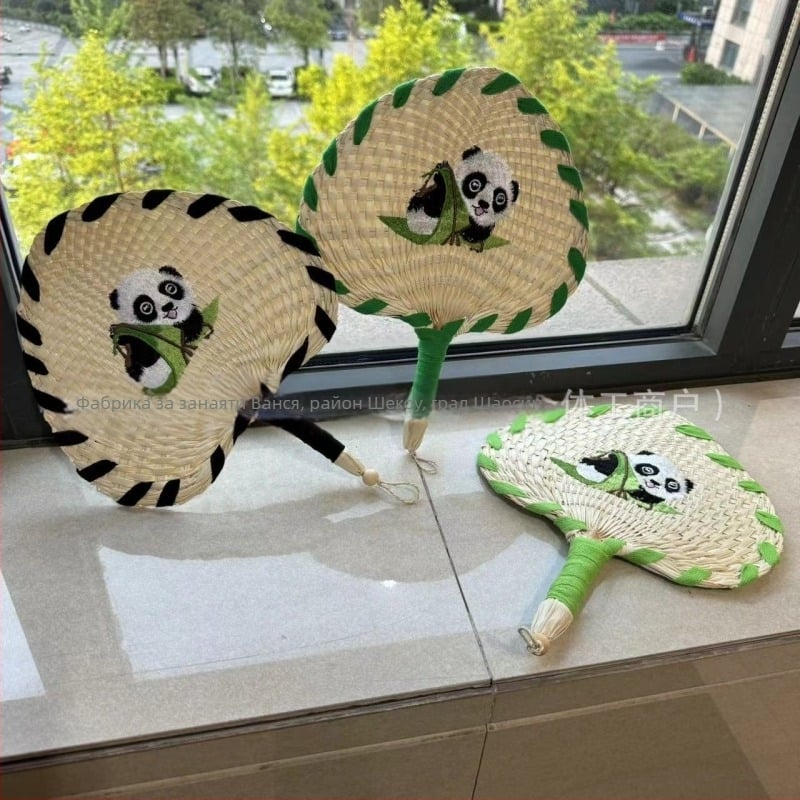 Ръчно тъкано сърцевидно голямо листо от папур, бродирано с трева, листо от папур, малка червена книга, звук от разклащане, мрежа, червена, многоцветна бродерия, панда