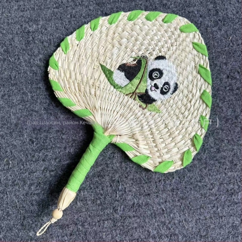 Ръчно тъкано сърцевидно голямо листо от папур, бродирано с трева, листо от папур, малка червена книга, звук от разклащане, мрежа, червена, многоцветна бродерия, панда