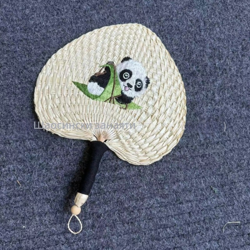 Ръчно тъкано сърцевидно голямо листо от папур, бродирано с трева, листо от папур, малка червена книга, звук от разклащане, мрежа, червена, многоцветна бродерия, панда