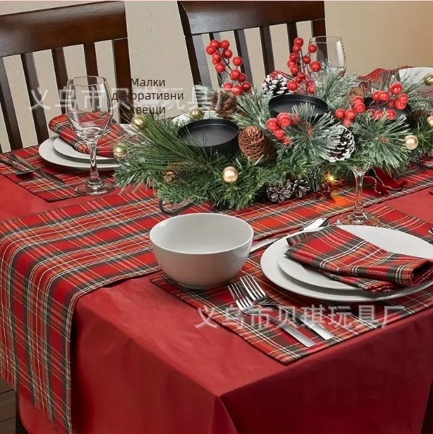 Коледни трансгранични коледни украси орнаменти настолен свещник с червени шишарки шишарка маса за хранене парти