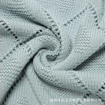 Най-продаваното бебешко плетено одеяло с изрязани сърца