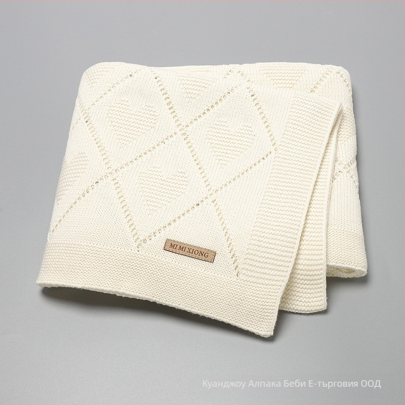 Най-продаваното бебешко плетено одеяло с изрязани сърца